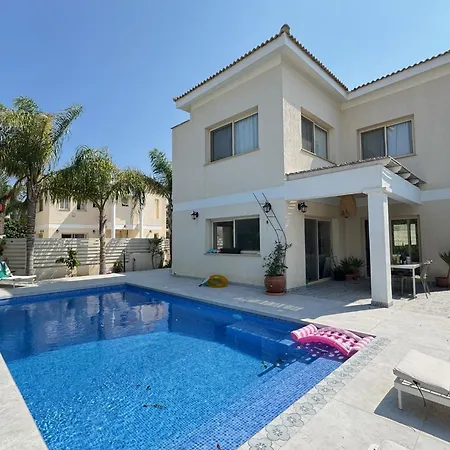 Villa Konnos Retreat 3br - Walk To