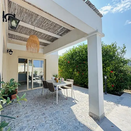 Villa Konnos Retreat 3br - Walk To