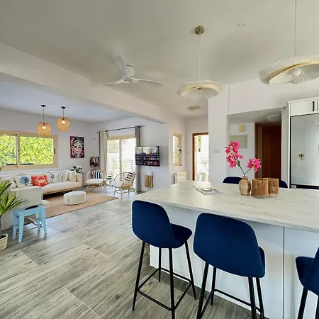 Konnos Retreat 3br - Walk To *