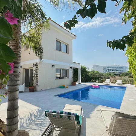 Konnos Retreat 3br - Walk To Villa