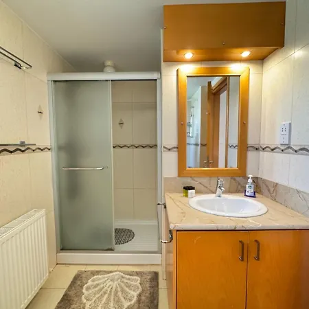 Villa Konnos Retreat 3br - Walk To *