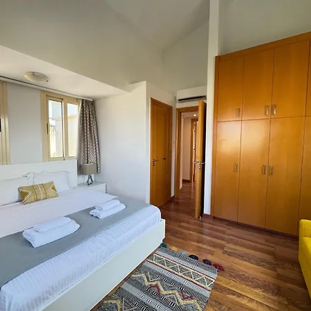 Villa Konnos Retreat 3br - Walk To