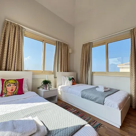 Villa Konnos Retreat 3br - Walk To *