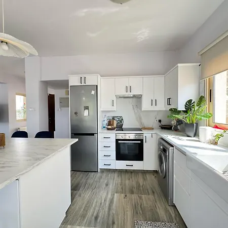 Konnos Retreat 3br - Walk To Villa