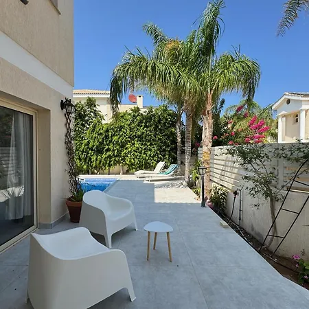 Villa Konnos Retreat 3br - Walk To *